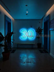 蓝色霓虹数字30点亮现代走廊