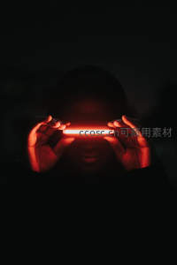 神秘红光遮面人像