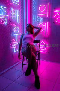 紫粉霓虹光影中的时尚女郎