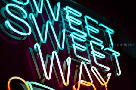 炫彩霓虹字母墙，甜酷风格视觉冲击力十足
