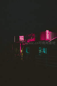 霓虹夜店集装箱，粉紫光影迷离