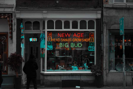 街角大麻商店橱窗，霓虹招牌映照城市夜生活