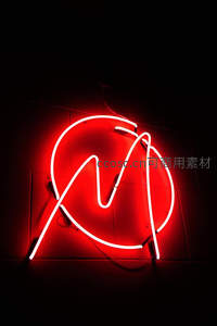 红色抽象霓虹标志，简约线条点亮黑暗墙面