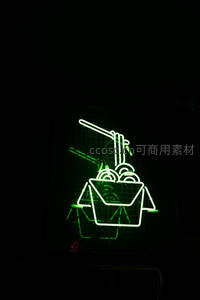 绿色霓虹描绘外卖盒装面条，创意十足