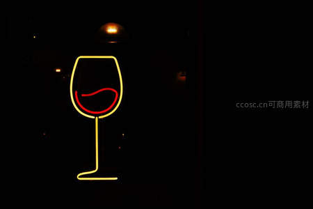 黄色霓虹酒杯盛满红色美酒，优雅而浪漫