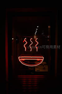 红色霓虹灯杯面造型散发热气