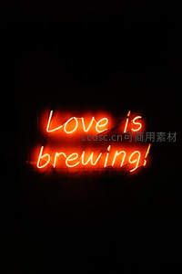 爱意酝酿中：红色霓虹传递浪漫宣言