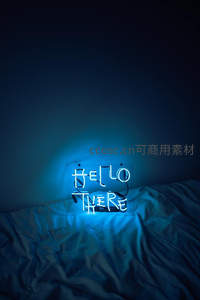 床头问候：蓝色霓虹轻唤‘Hello There’