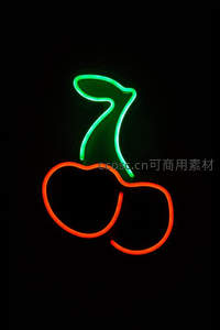 霓虹樱桃，绿茎红果映夜色