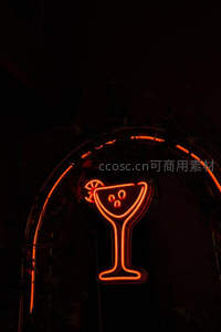 橙光鸡尾酒杯，夜店氛围标志