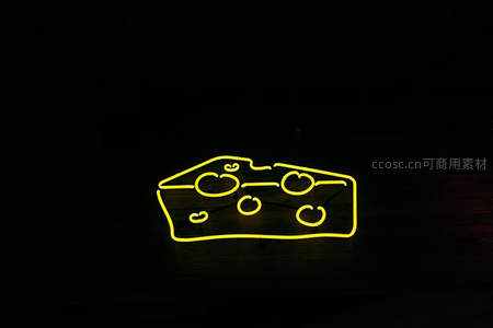 黄色霓虹奶酪造型灯饰在暗夜中发光
