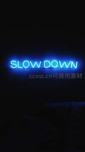 蓝色霓虹灯标语 Slow Down 墙面
