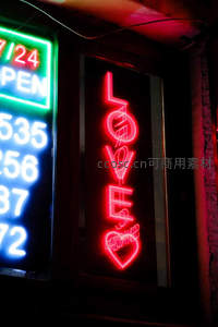 红色霓虹‘LOVE’标志点亮暗夜角落