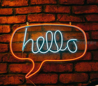 砖墙上发光的对话气泡霓虹灯
