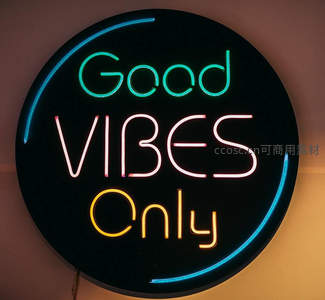 圆形霓虹灯牌写着Good Vibes Only