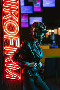 赛博朋克风女子倚靠霓虹灯牌