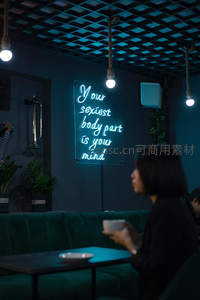 咖啡馆内蓝光霓虹励志标语