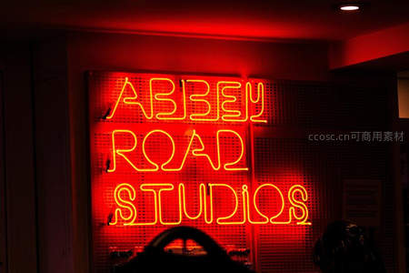 红色霓虹灯点亮 Abbey Road Studios