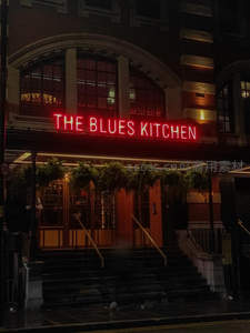 夜晚‘THE BLUES KITCHEN’餐厅霓虹招牌