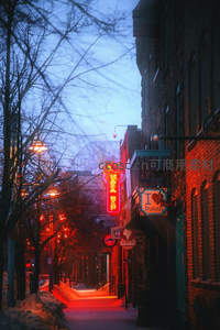 冬夜霓虹街景，雪后小巷暖光映照