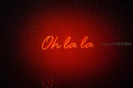 红色霓虹“OH LA LA”法式风情标语