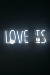 简约白色霓虹灯书写爱的定义