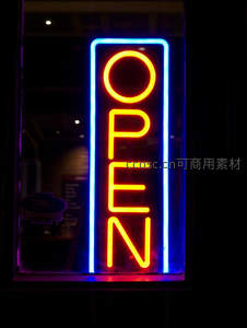 霓虹OPEN招牌点亮夜色橱窗