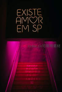 霓虹爱意楼梯，多语爱情宣言