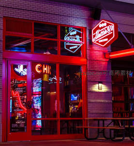 霓虹闪耀的炸鸡店夜景门面