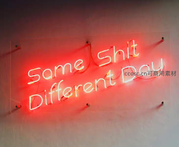 墙上红色霓虹标语 Same Shit