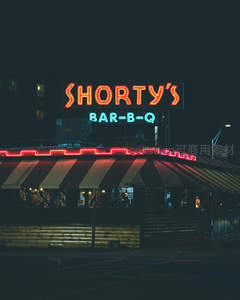 夜幕下Shorty's烧烤店霓虹招牌