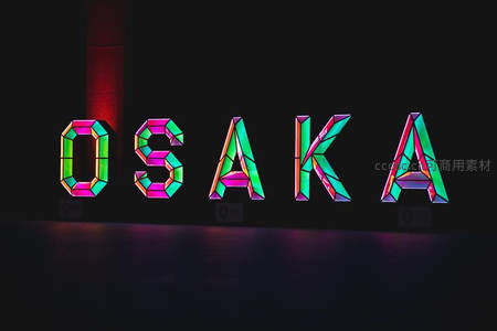 霓虹灯拼写大阪，色彩斑斓夜景