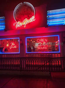 24小时营业的霓虹餐厅外立面夜景