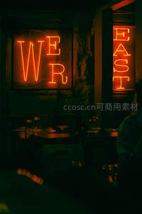 霓虹灯下的复古餐厅角落