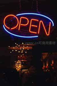蓝红双色OPEN霓虹招牌悬挂夜空