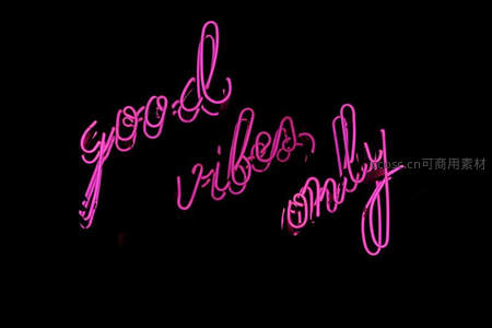 斜向排列的粉红霓虹‘good vibes only’