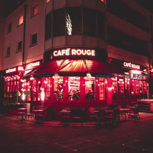 红色霓虹咖啡馆夜色