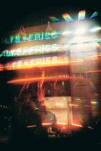 光影交错的霓虹人影