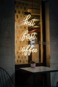 咖啡店窗边霓虹语录温柔发光