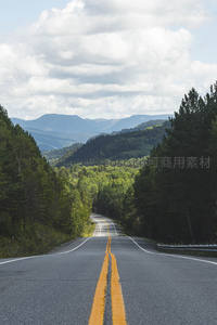 森林夹道公路通往远山云海