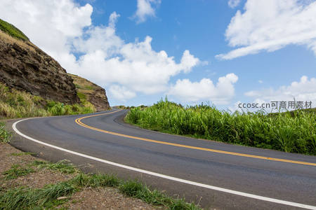沿海公路蜿蜒绕过青翠山坡