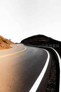 蜿蜒山路通向远方山丘