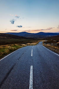 黄昏时分空旷高原公路