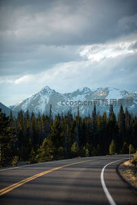 云雾缭绕山间公路蜿蜒前行