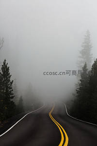 浓雾笼罩山路若隐若现