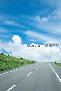 蓝天白云下绿野公路，通往无垠远方