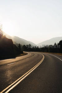 晨光中的山间蜿蜒公路