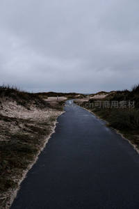 阴云下的沙丘小径，静谧而深远