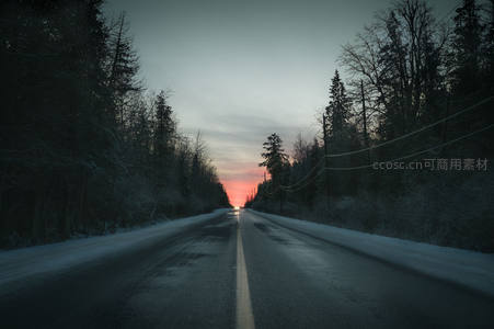 雪夜公路尽头，霞光穿透林间