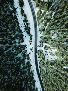 雪林航拍公路如丝带穿梭松林间